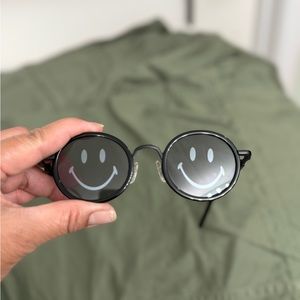 AKILA BLACK SMILEY SUNGLASSES